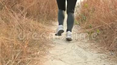 慢动作运动员女子独自跑步。 亚洲女跑运动员夏季耐力训练。 我知道